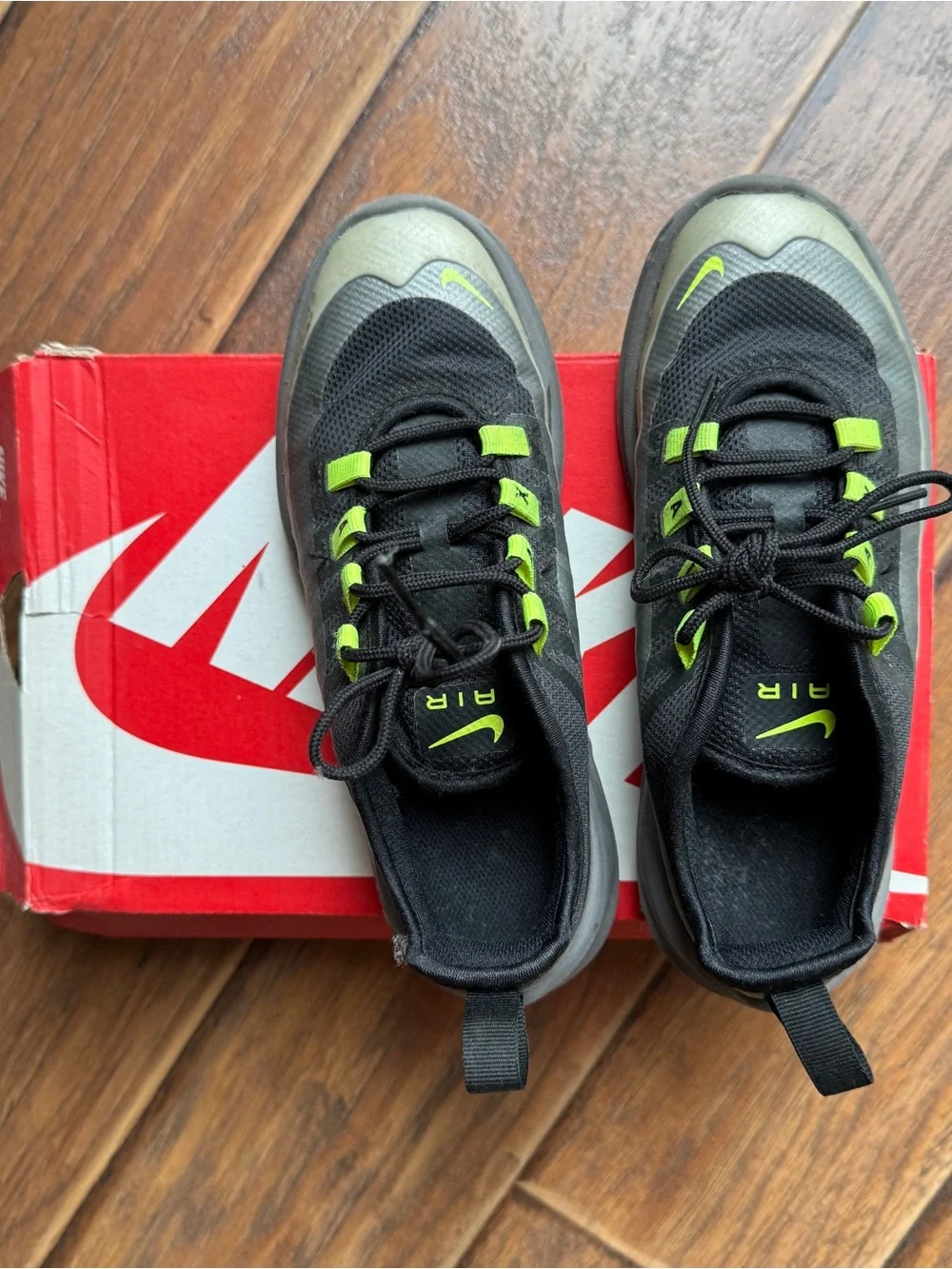 Nike Air Max Axis Boys Size 2.5Y